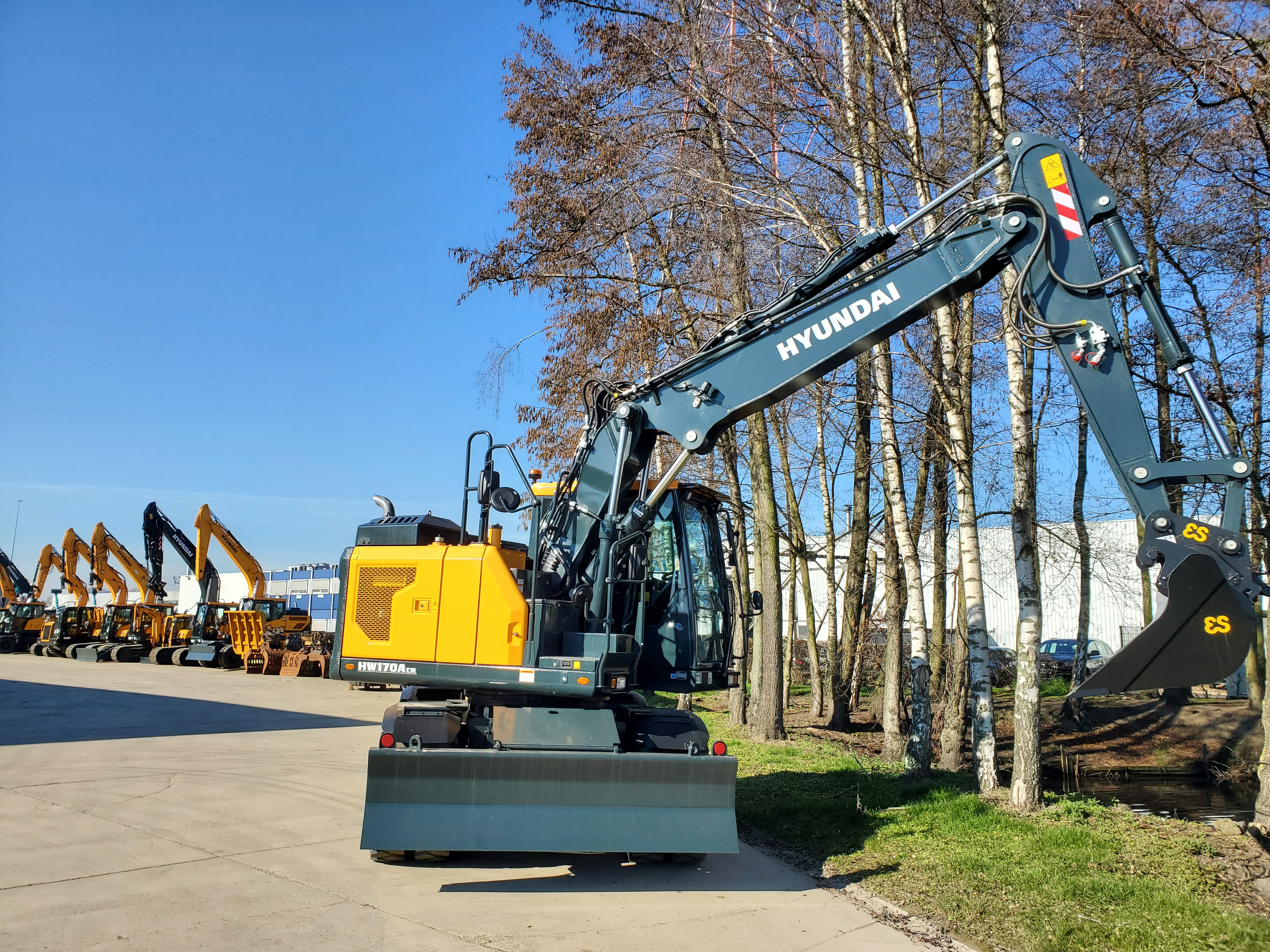 Een ongekend compacte radius voor betere manoeuvreerbaarheid Dankzij de ultrakorte zwenkradius achter kan de HW170A CR op smalle bouwlocaties worden gebruikt terwijl personen of voertuigen nog steeds kunnen passeren. De operator kan de bovenconstructie zonder zorgen draaien, wetende dat hij geen obstakels zal raken.